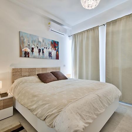 "Centre Point" Apartment Saint Julian's Exterior photo